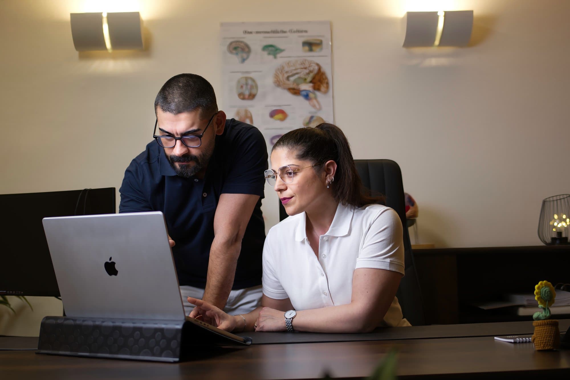 Teamarbeit bei THERACUS – moderne Praxis in Heilbronn
